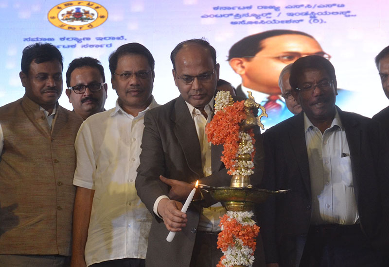 ಎಸ್ಸಿ, ಎಸ್ಟಿ ಸಮುದಾಯಕ್ಕೆ ಬ್ಯಾಂಕ್‌ಗಳು ಸಾಲ ನೀಡಲಿ: ಎಂ.ಲಕ್ಷ್ಮಿನಾರಾಯಣ